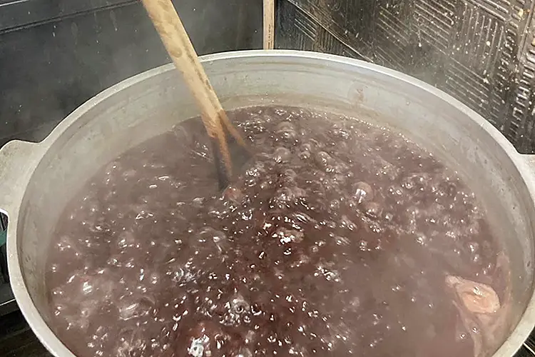 小豆を1粒1粒じっくりと煮詰めます